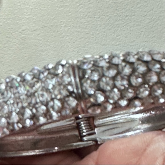Dazzling Silver Rhinestone Bracelet 6 Rows of Sparkling Cut Stones 6.75-7.5 4370 - Picture 7 of 9